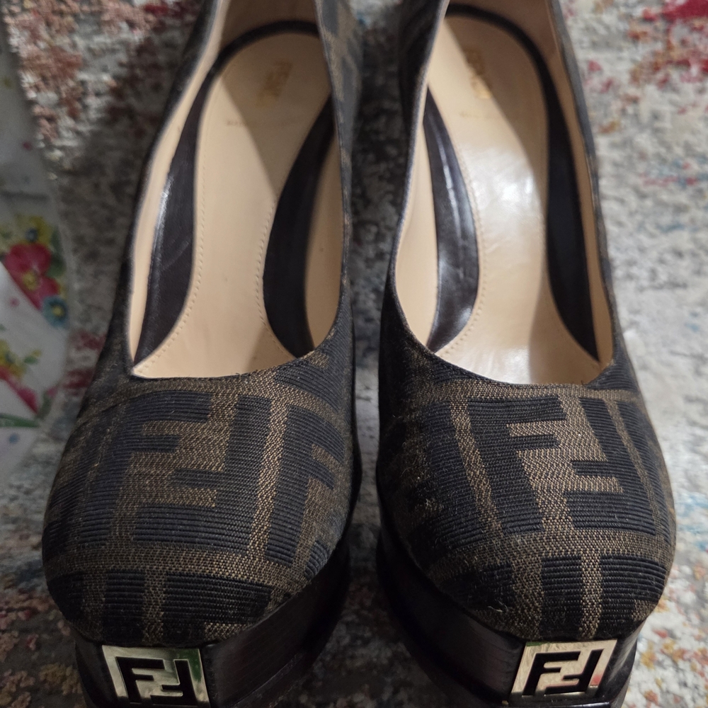 Fendi Women's Black and Brown Pumps